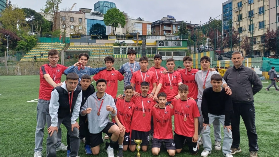 Şişli İlçesi Okul Sporları Futbol Müsabakalarında takımımız ÜÇÜNCÜ olmuştur.